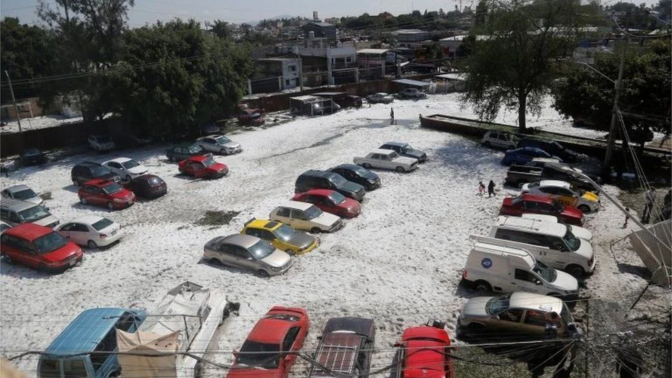 У Гвадалахарі в Мексиці випав сніг, незважаючи на 30-градусну спеку вдень - фото 440021