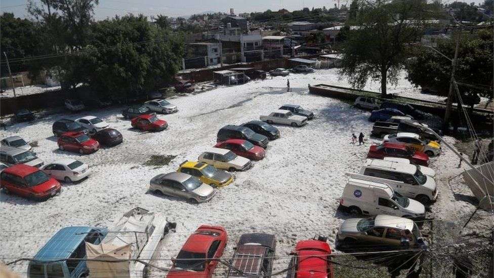 В Гвадалахаре в Мексике выпал снег, несмотря на 30-градусную жару днем - фото 440021
