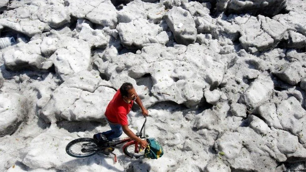 В Гвадалахаре в Мексике выпал снег, несмотря на 30-градусную жару днем - фото 440023