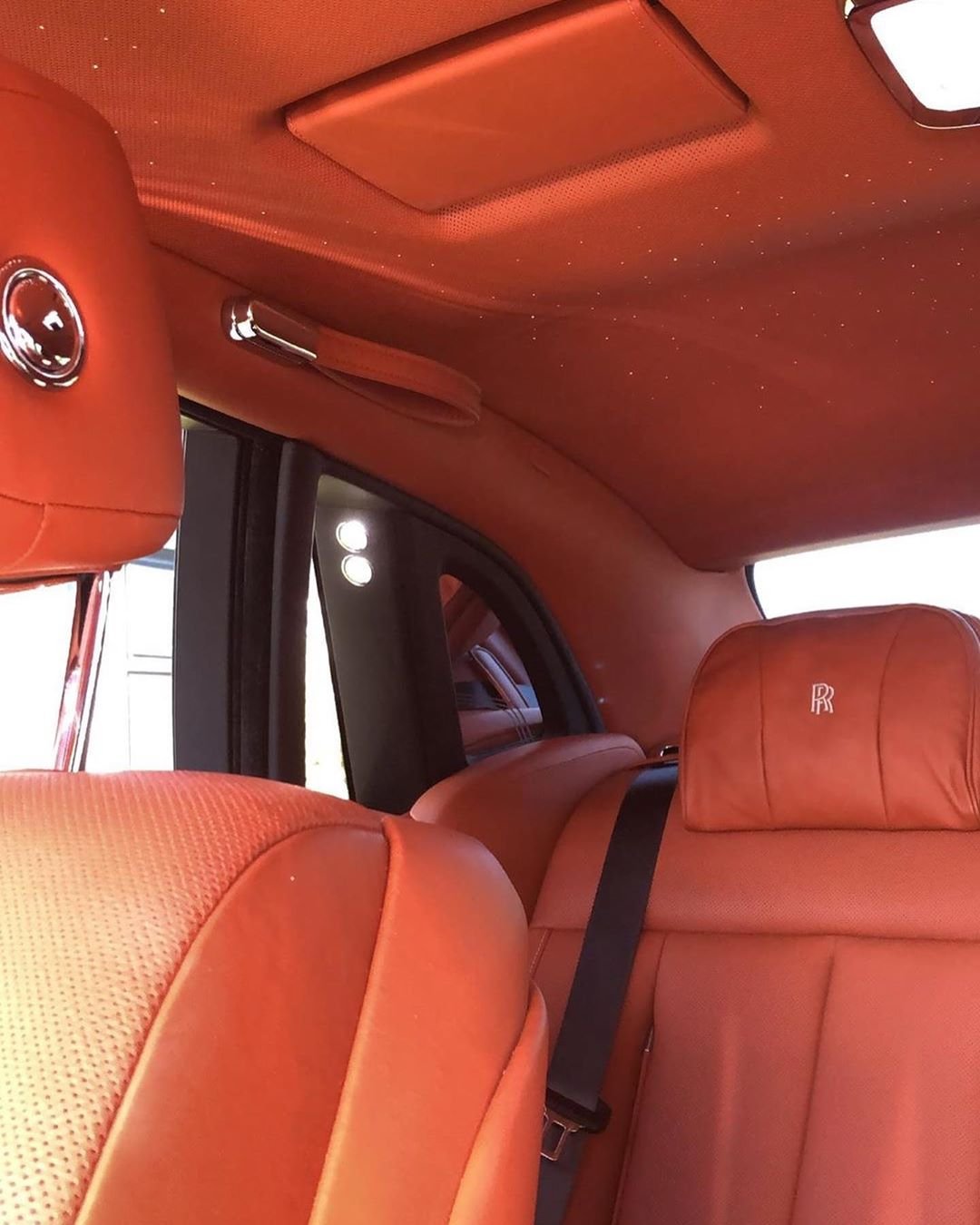 Кайли Дженнер показала свое роскошное авто за 450 тысяч долларов - фото 440482