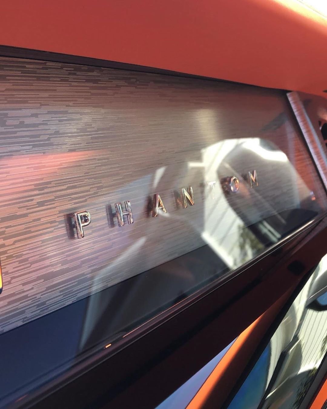 Кайли Дженнер показала свое роскошное авто за 450 тысяч долларов - фото 440483