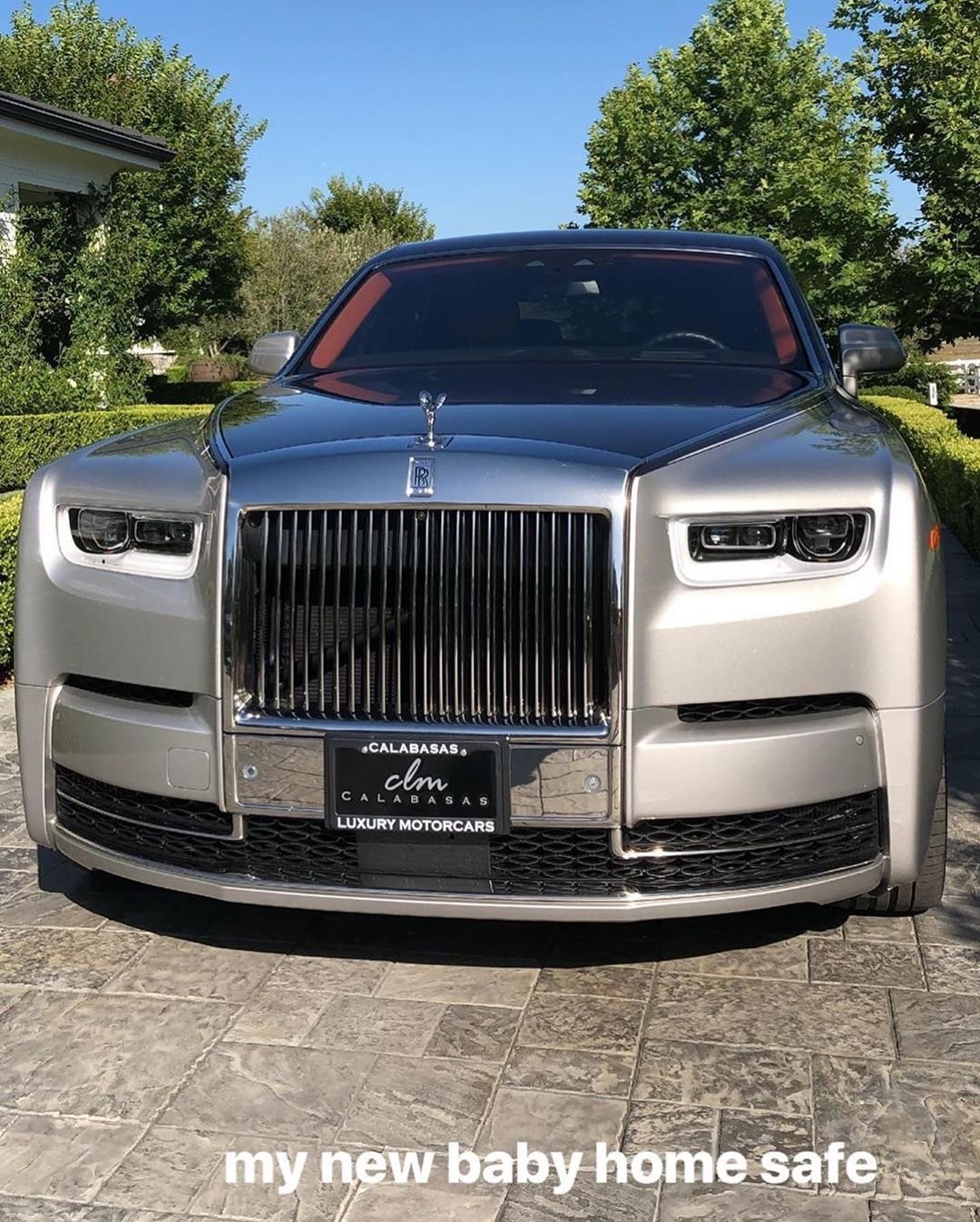 Кайли Дженнер показала свое роскошное авто за 450 тысяч долларов - фото 440484