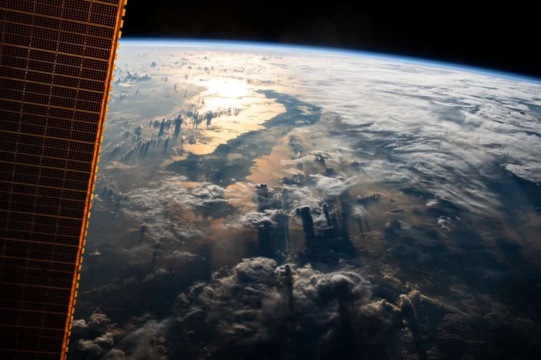 NASA показало, як Сонце ефектно підсвічує нашу планету - фото 440513