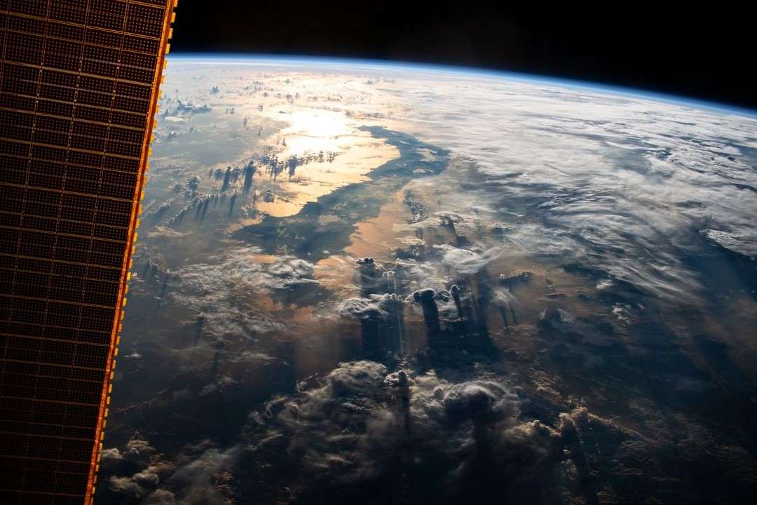 NASA показало, как Солнце эффектно подсвечивает нашу планету - фото 440513