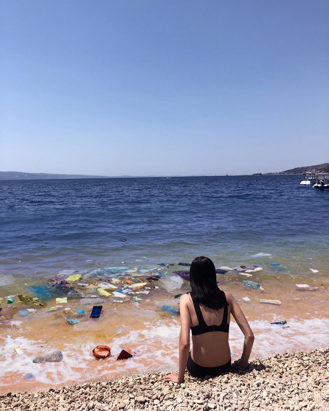 В Instagram появился новый тренд – люди фотографируются в мусоре, и вот почему - фото 440716