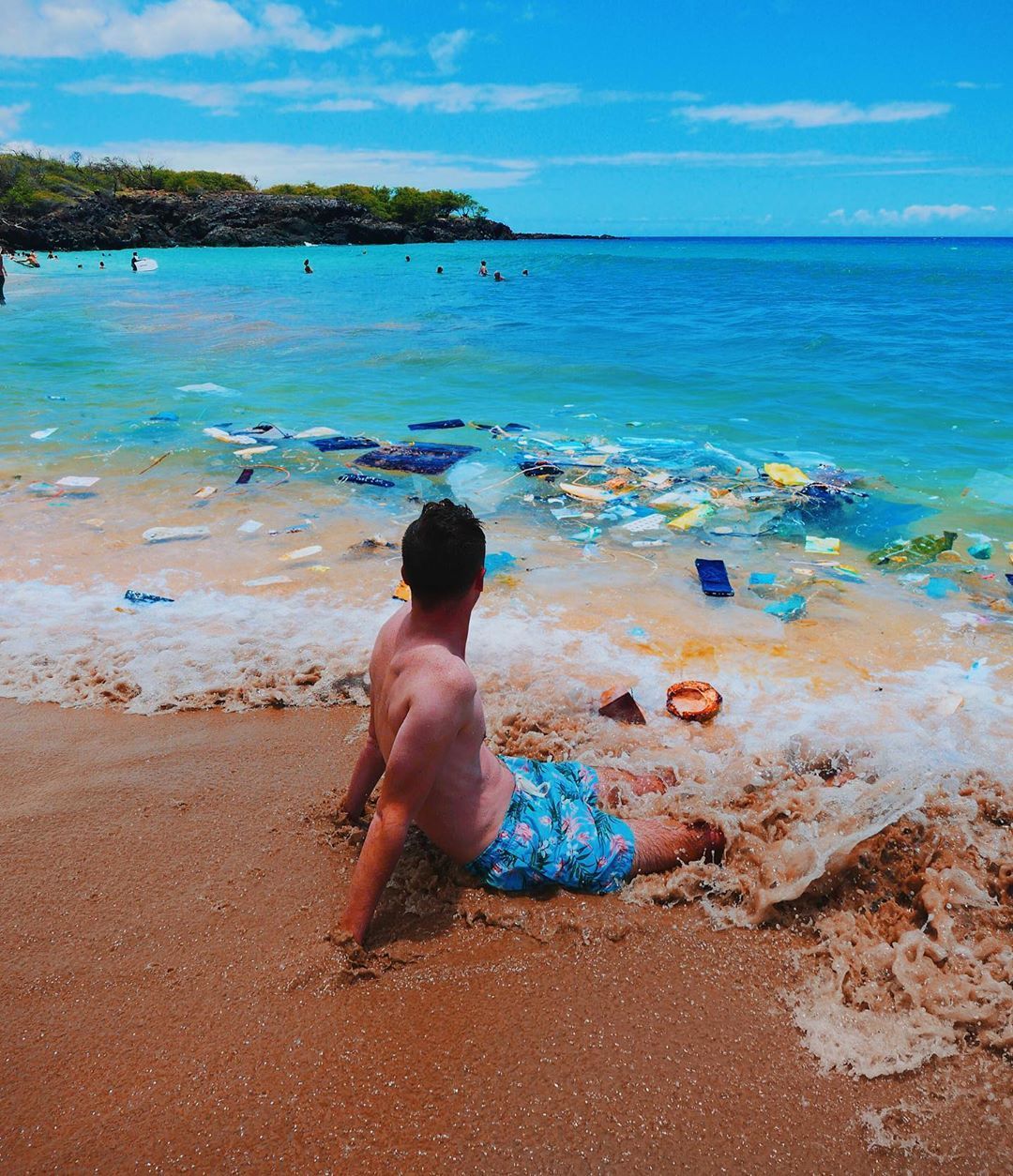 В Instagram появился новый тренд – люди фотографируются в мусоре, и вот почему - фото 440718