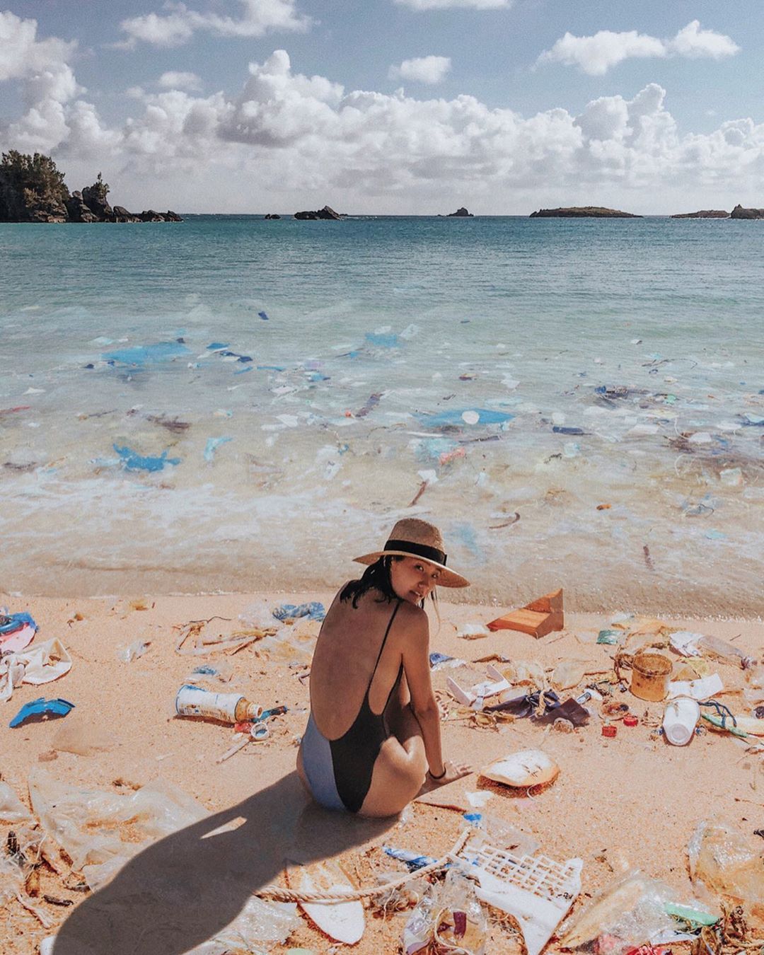 В Instagram появился новый тренд – люди фотографируются в мусоре, и вот почему - фото 440719