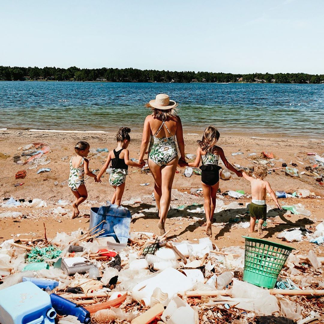 В Instagram появился новый тренд – люди фотографируются в мусоре, и вот почему - фото 440721