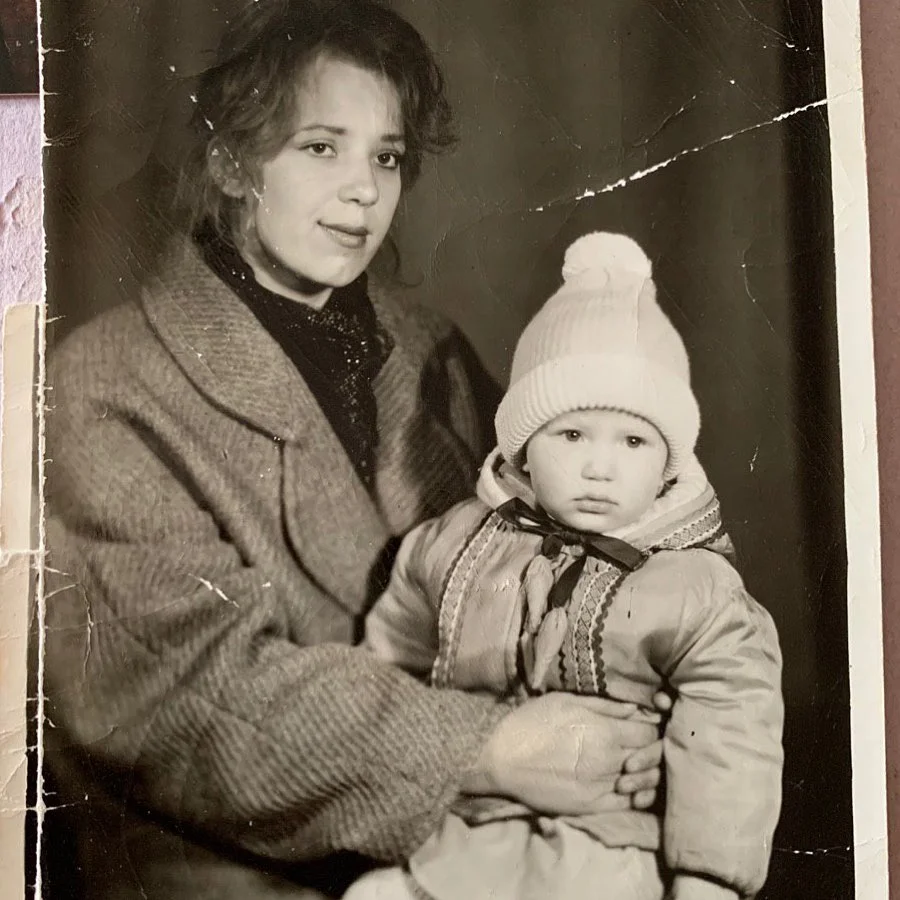 Яна Соломко своїм дитячим фото довела, що вона з донькою схожа як дві краплі води - фото 440860