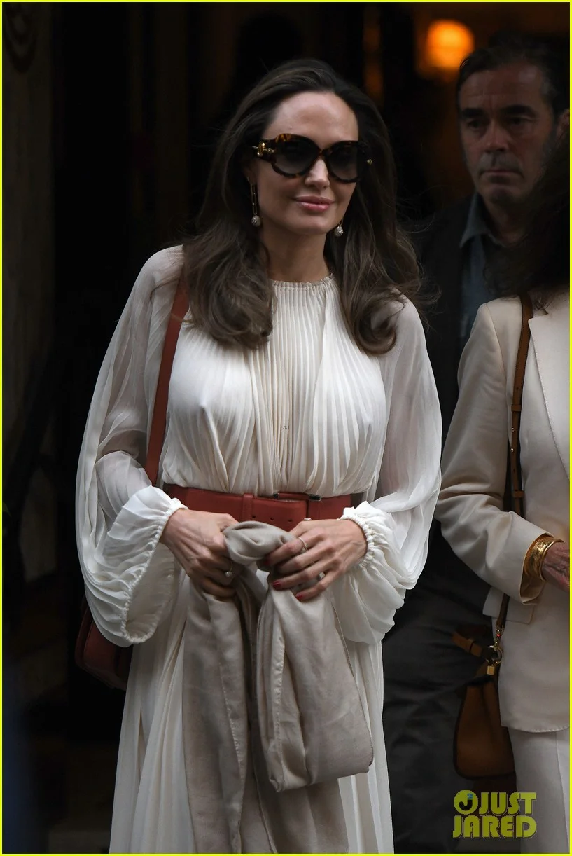 Анджелина Джоли засветила сосочки, чтобы все знали, что ее сиси еще 'о-го-го' - фото 440970
