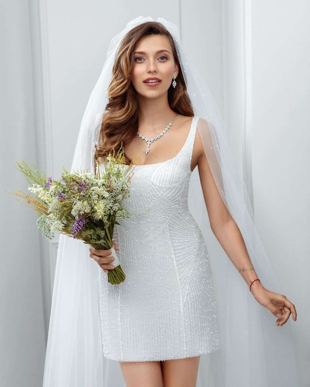 Регина Тодоренко в свадебном платье украсила обложку модного глянца - фото 441059