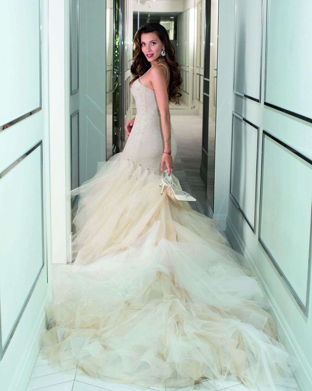 Регина Тодоренко в свадебном платье украсила обложку модного глянца - фото 441060
