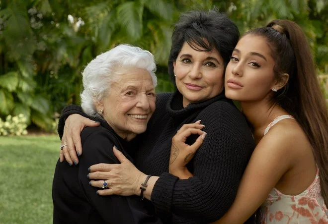 Аріана Гранде з сім'єю знялася у крутому фотосеті для Vogue - фото 441142