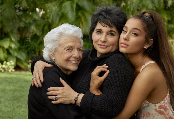 Ариана Гранде с мамой и бабушкой снялась в крутом фотосете для Vogue - фото 441142