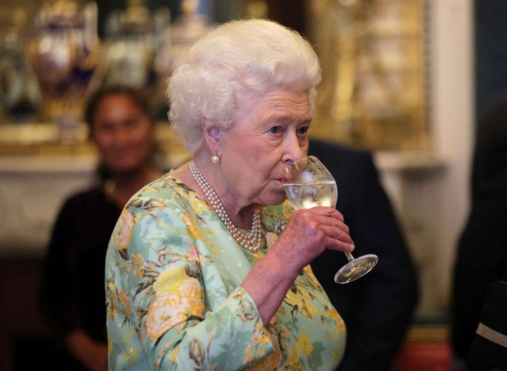 Шок и сенсация: королева Елизавета II не пьет популярный вид алкоголя - фото 441194
