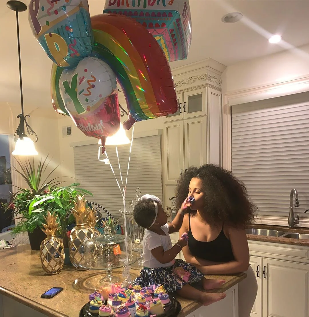Реперка Карді Бі відсвяткувала перший день народження донечки, і вона – чудова мати - фото 441266