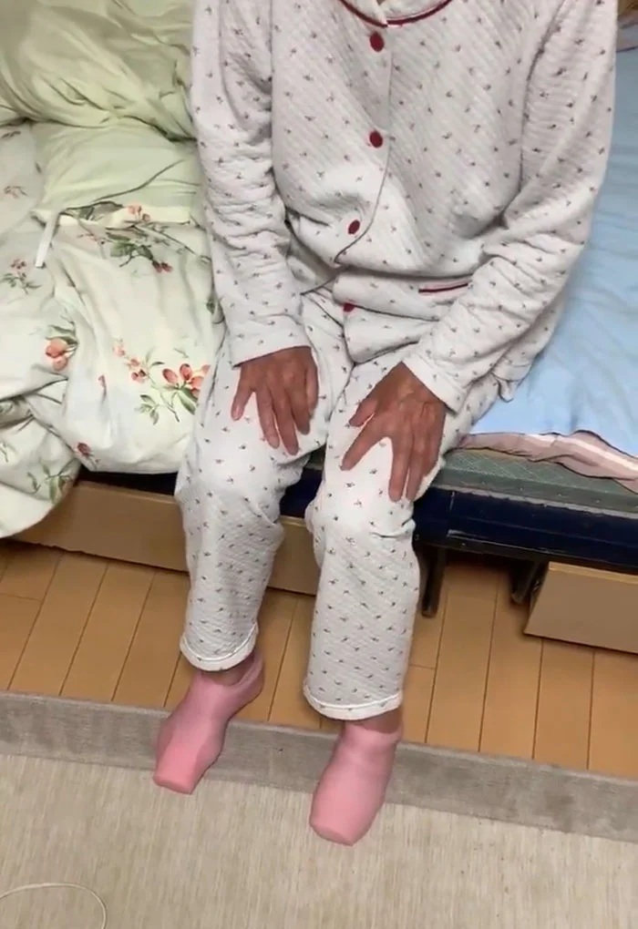 Бабуся переплутала секс-іграшку внука з теплими шкарпетками - вийшло дуже незручно - фото 441278