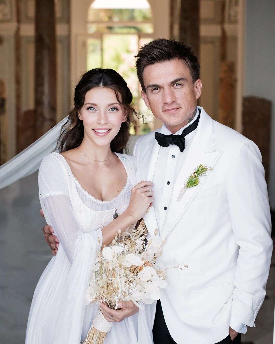 Регина Тодоренко умилила сеть официальными фото своей звездной свадьбы - фото 441304