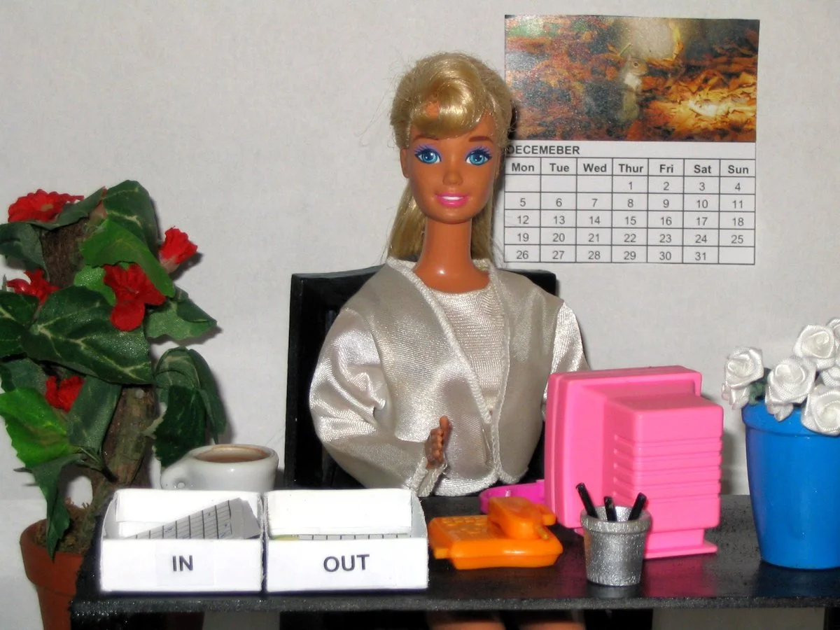 Хулиганка, стриптизерша и фанатка БДСМ: в соцсетях показали тайную жизнь куклы Барби - фото 441433