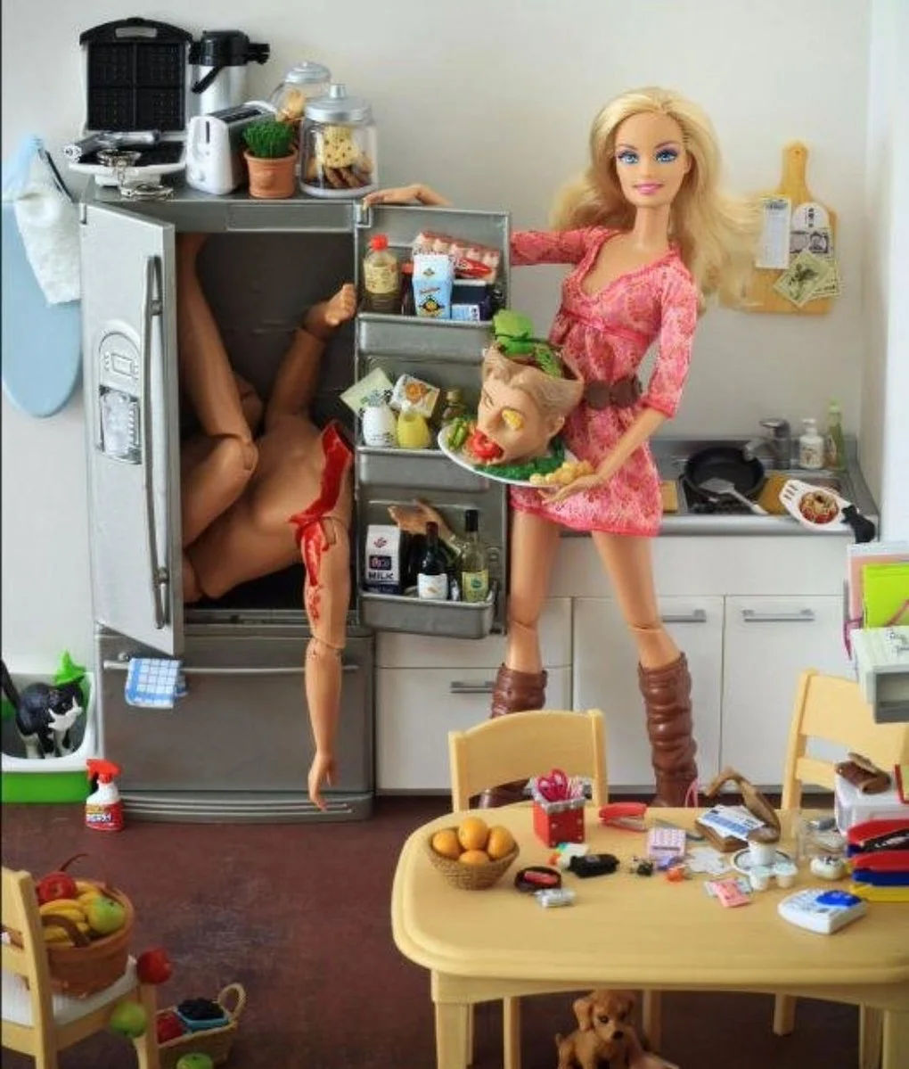 Хулиганка, стриптизерша и фанатка БДСМ: в соцсетях показали тайную жизнь куклы Барби - фото 441435