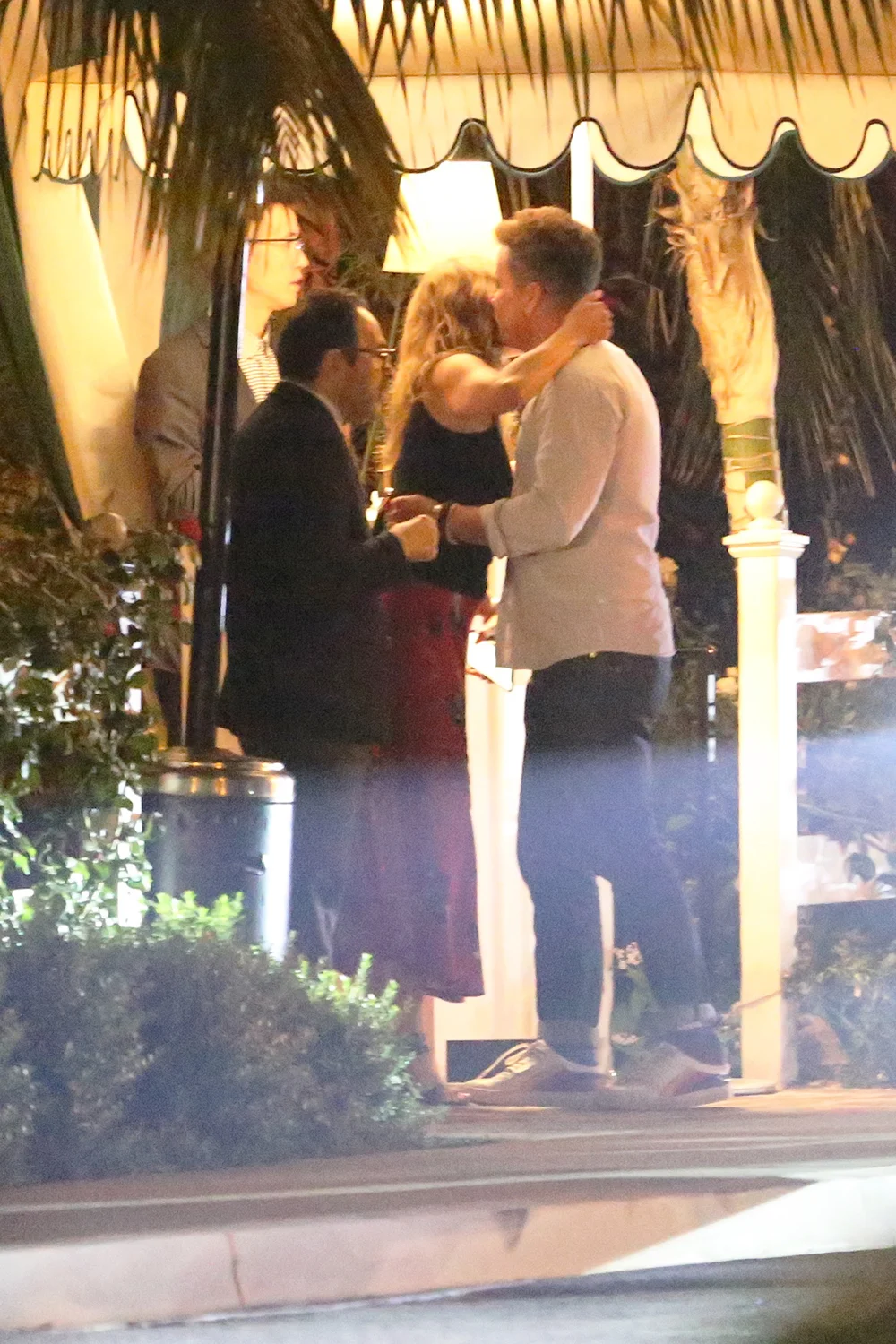 Дженнифер Энистон поцеловала загадочного мужчину, и это попало на фото – что известно - фото 441535