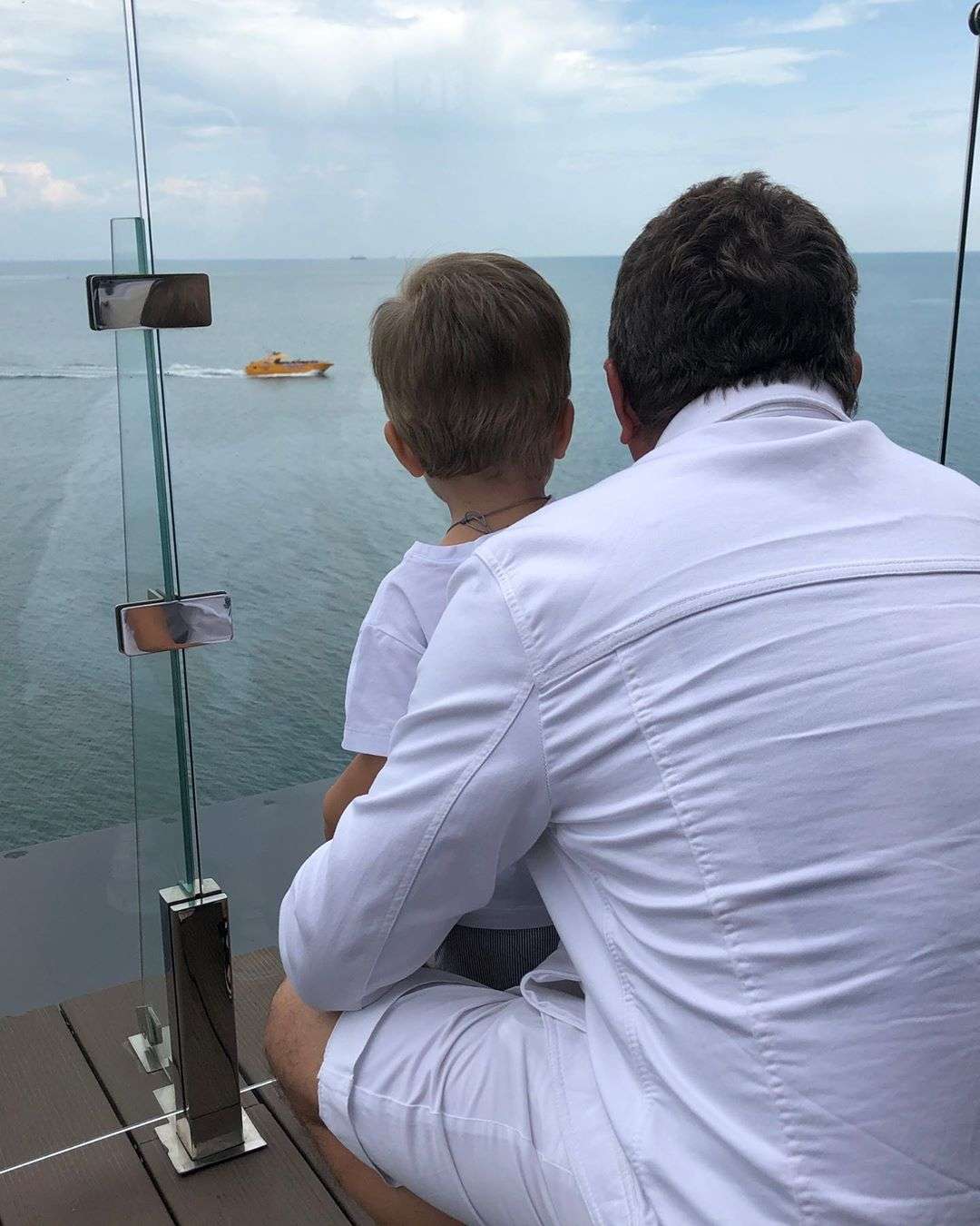 Катя Осадчая показала, как весело проводит отпуск с сыном и Юрием Горбуновым - фото 441549