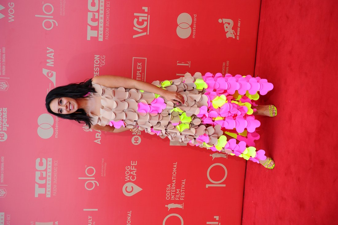 Леся Никитюк опозорилась на Одесском кинофестивале из-за неудачного платья - фото 441560