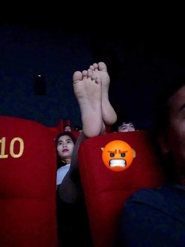 Хлопець пішов у кіно, але йому завадили жіночі ніжки, і це зовсім не історія про кохання - фото 441838