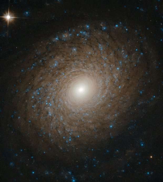 Астрономы показали, что находится внутри космической спирали - фото 441952
