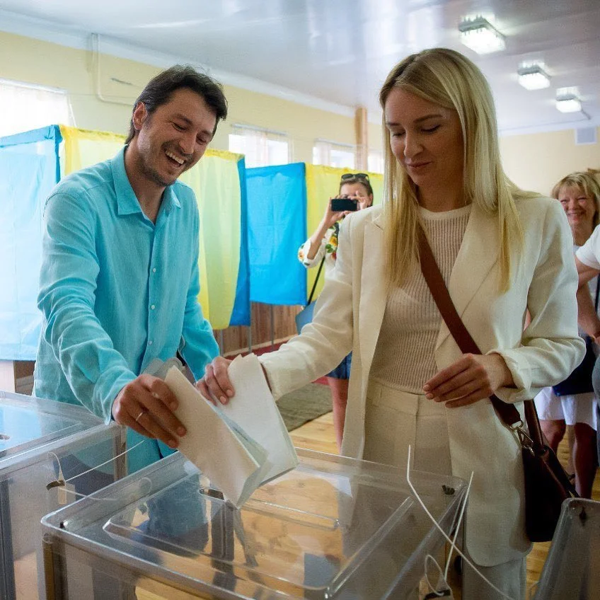 Українські селебріті похвалилися, як голосували за краще майбутнє - фото 442312