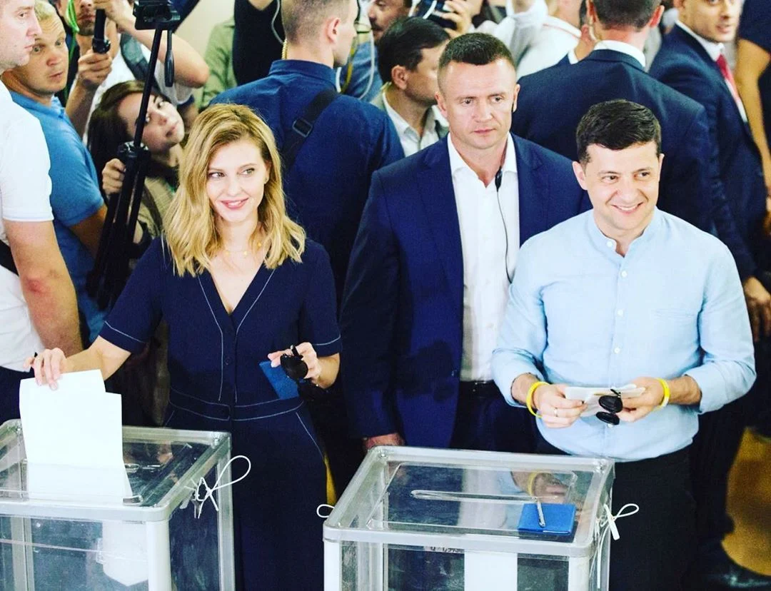 Елена Зеленская повторила один из своих удачных образов на парламентских выборах 2019 - фото 442349