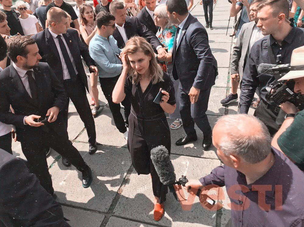 Елена Зеленская повторила один из своих удачных образов на парламентских выборах 2019 - фото 442350