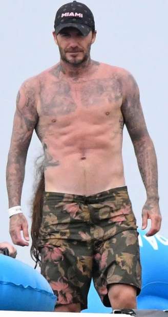 44-летний Дэвид Бекхэм показал свое роскошное тело, когда развлекался с дочкой в аквапарке - фото 442382