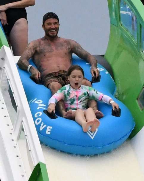 44-летний Дэвид Бекхэм показал свое роскошное тело, когда развлекался с дочкой в аквапарке - фото 442384