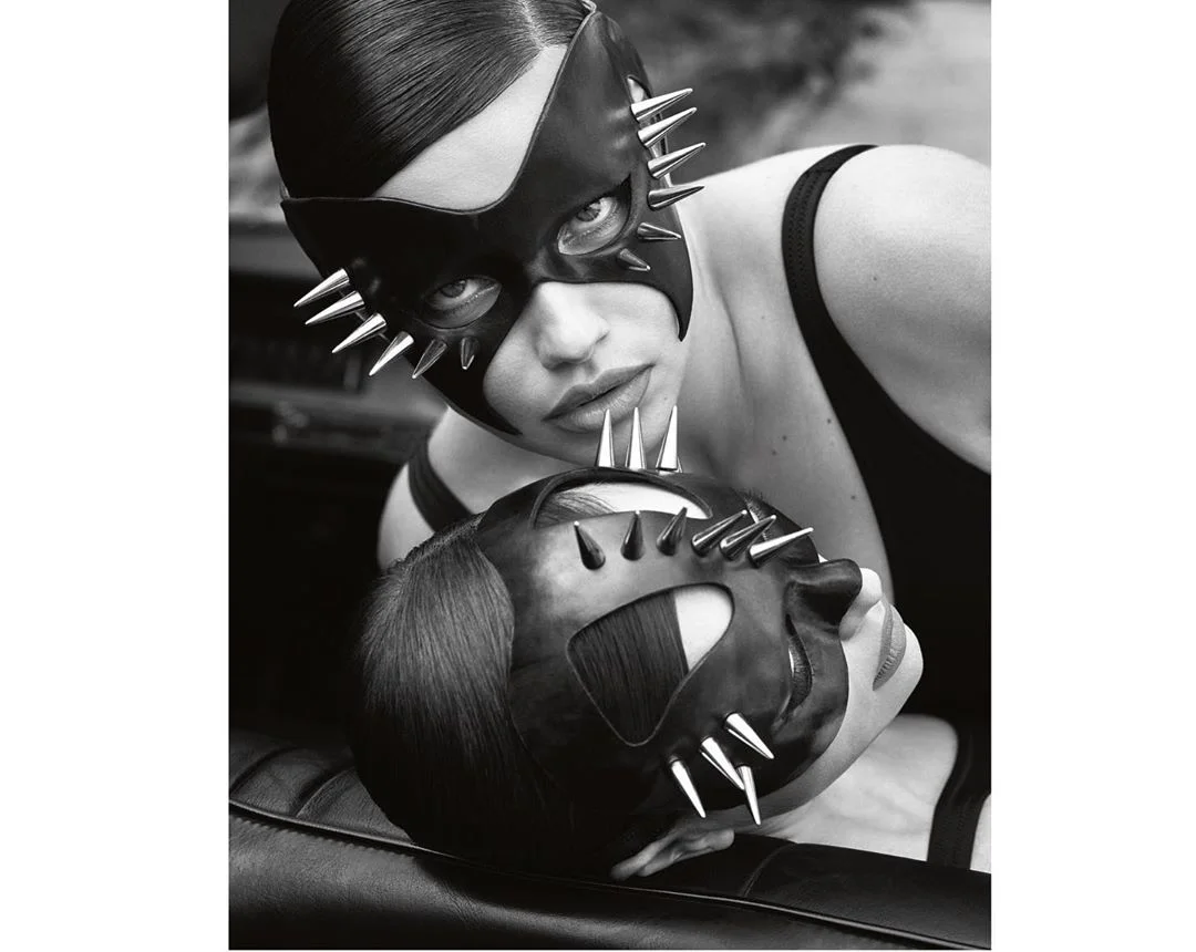 Сексапильные Ирина Шейк и Адриана Лима поразили фотосессией в стиле БДСМ для Vogue - фото 442394