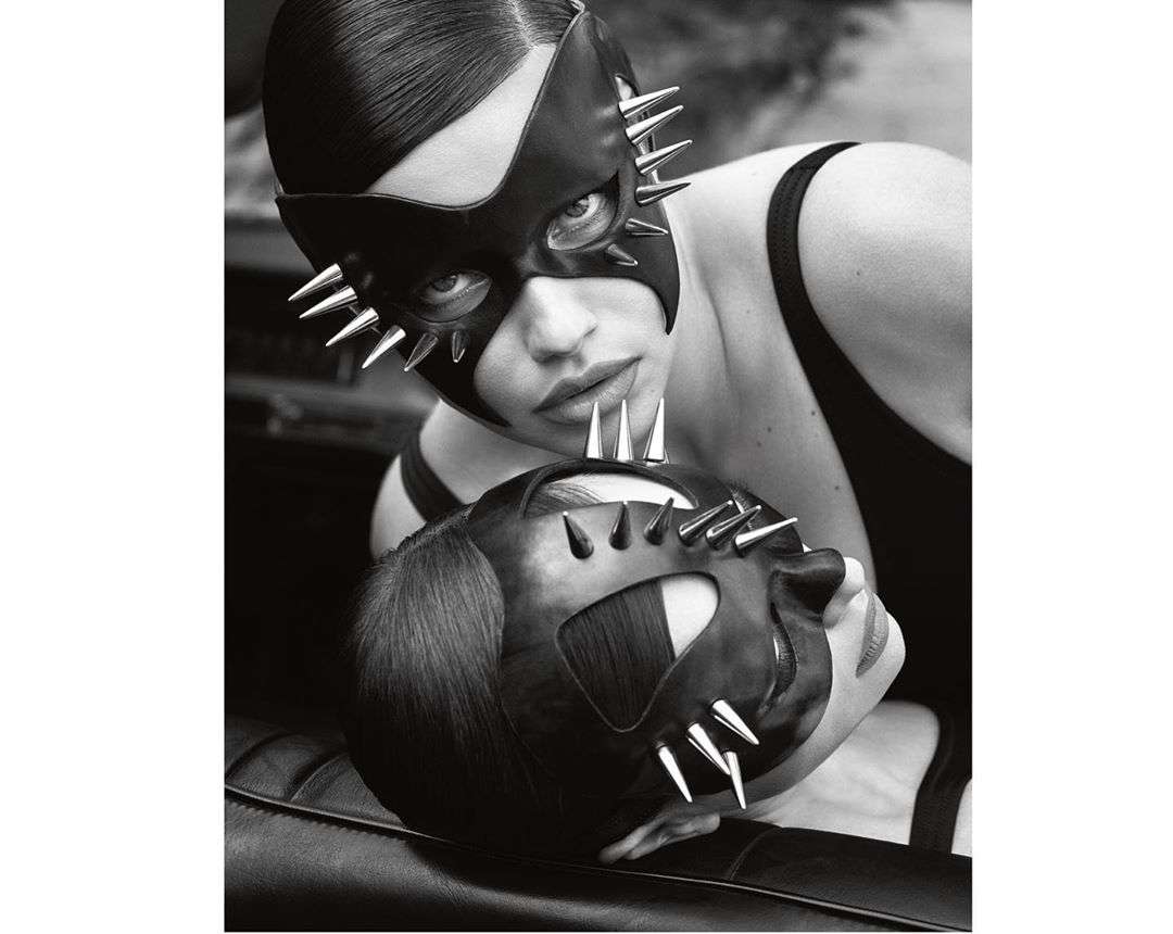 Сексапільні Ірина Шейк та Адріана Ліма вразили фотосесією в стилі БДСМ для журналу Vogue - фото 442394