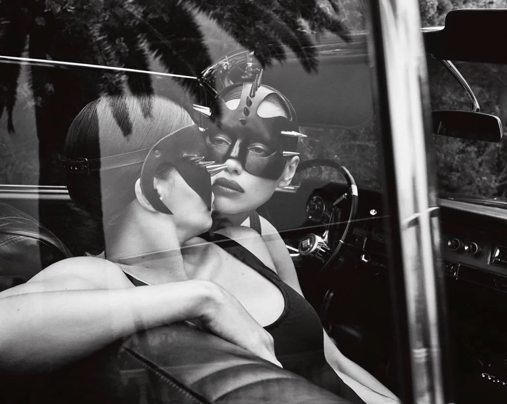 Сексапильные Ирина Шейк и Адриана Лима поразили фотосессией в стиле БДСМ для Vogue - фото 442401