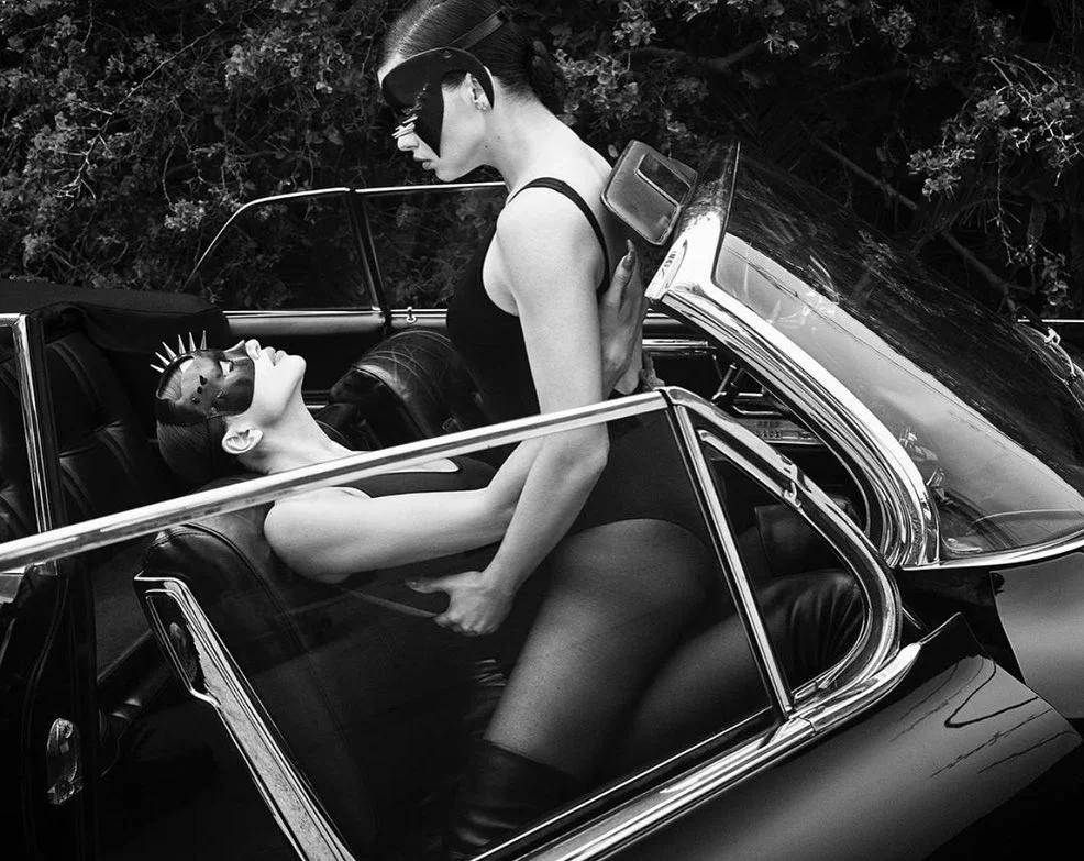 Сексапильные Ирина Шейк и Адриана Лима поразили фотосессией в стиле БДСМ для Vogue - фото 442403