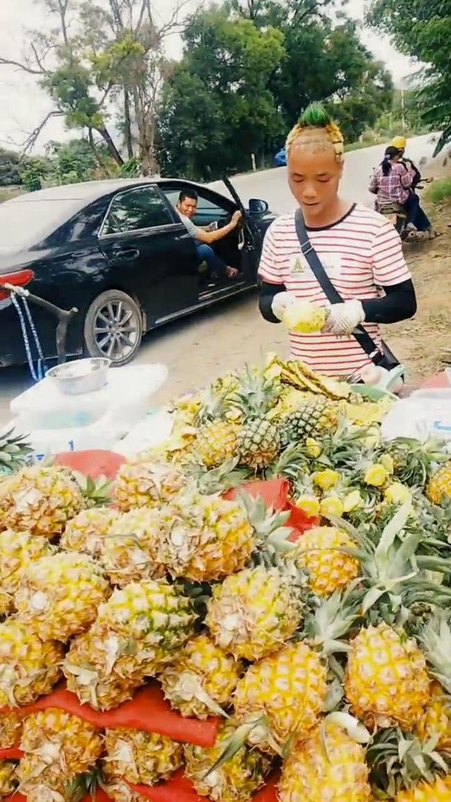 Мужчина сделал прическу в виде ананаса, но вовсе не 'по приколу' - фото 442443