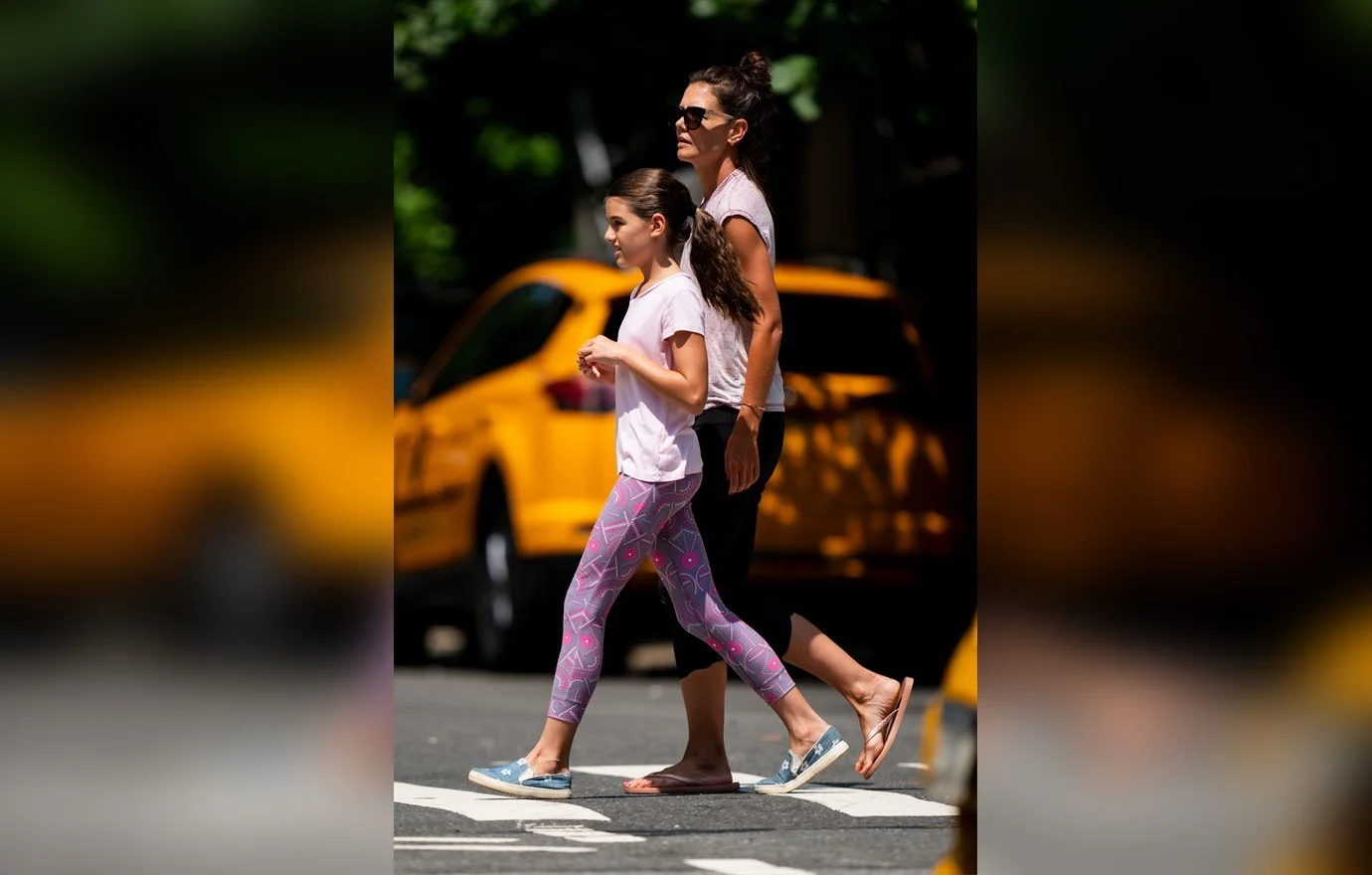 В сеть попали новые фото Кэти Холмс с дочерью от Тома Круза – они невероятно похожи - фото 442525