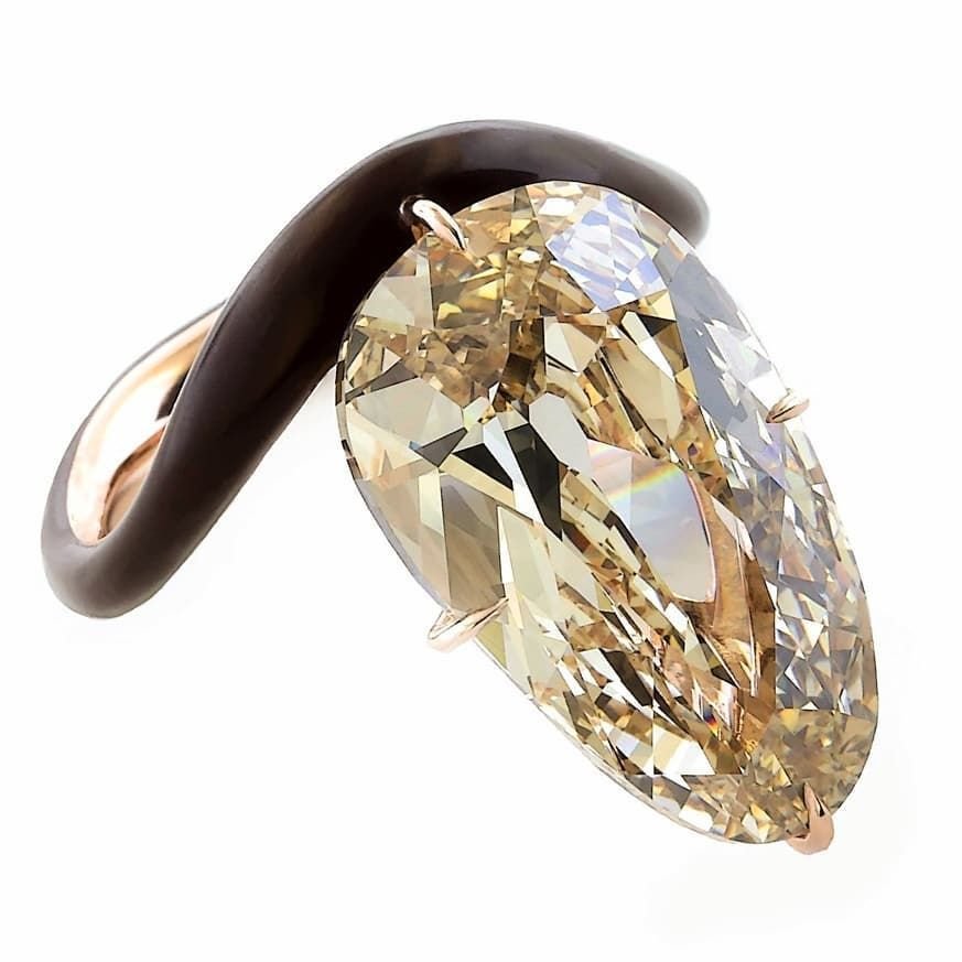 Скарлетт Йоханссон засветила обручальное кольцо потрясающей красоты от любимого - фото 442751