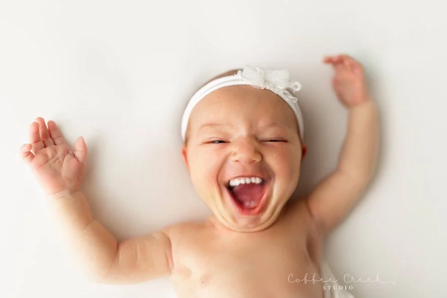 Фотограф добавила милым младенцам улыбку на все 32, и это самое смешное, что вы видели - фото 443461