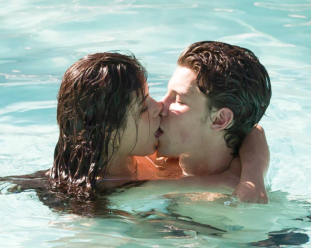 Камила Кабельо и Шон Мендес подтвердили свой роман страстным поцелуем в воде - фото 443511