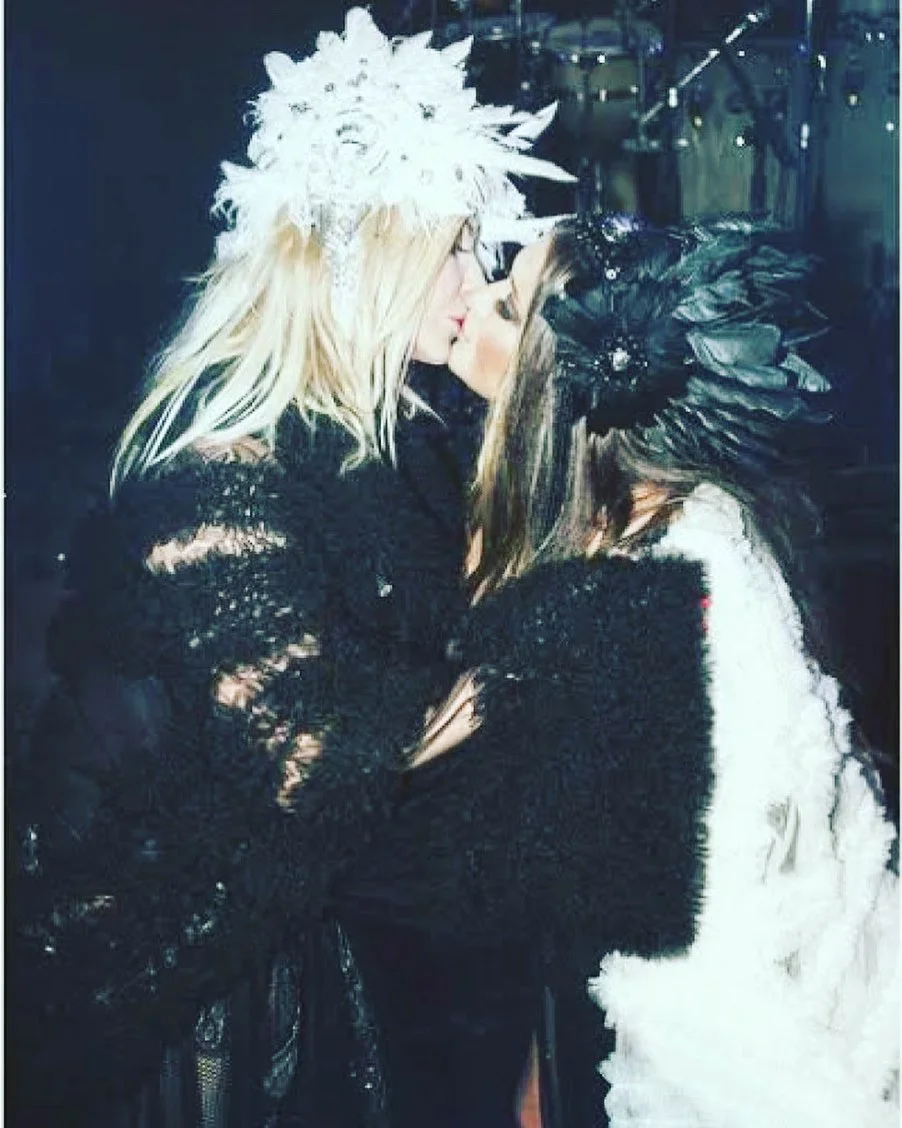 Ірина Білик цілується з Наталею Могилевською - фото 444028