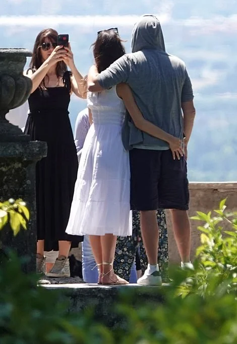 Леонардо Ді Капріо разом з молоденькою коханкою і сім'єю відпочив в Італії - фото 444357