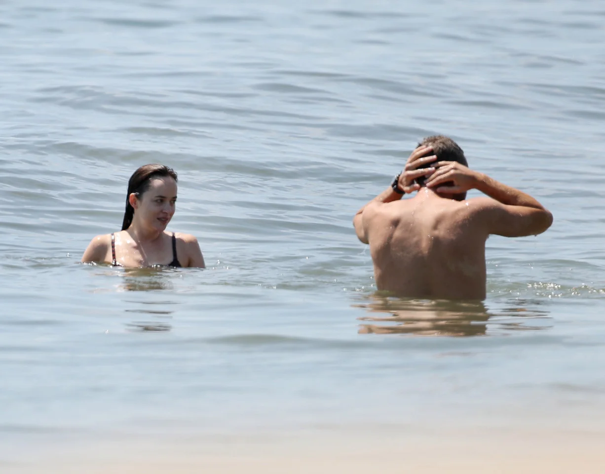 Кріс Мартін і Дакота Джонсон провели романтичне побачення на пляжі – вони точно зійшлися - фото 444606