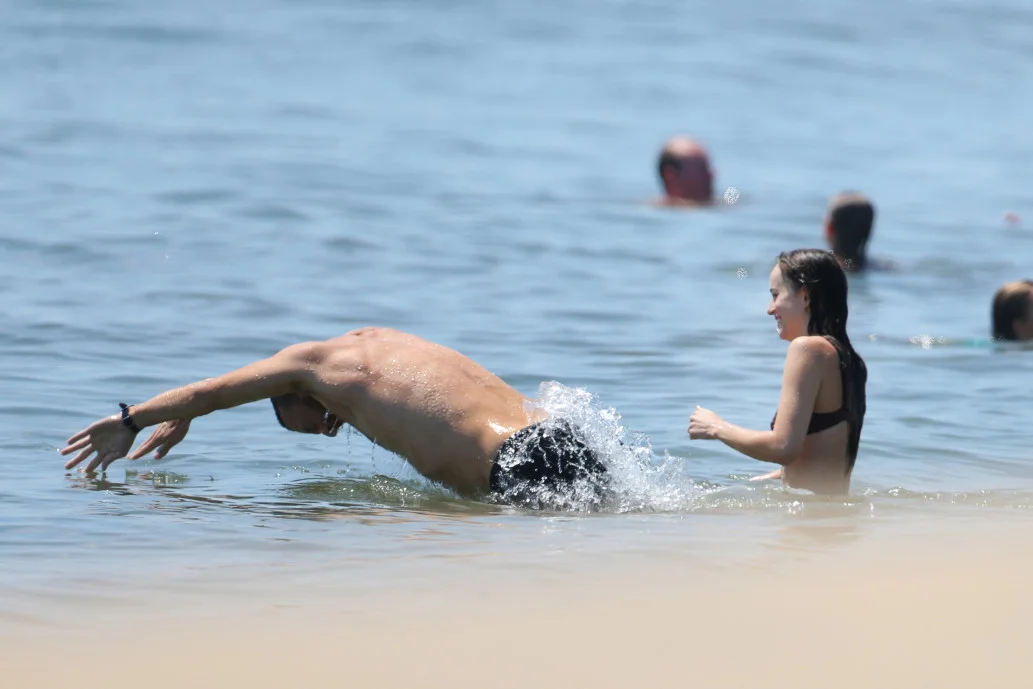 Крис Мартин и Дакота Джонсон провели романтическое свидание на пляже – они точно сошлись - фото 444608