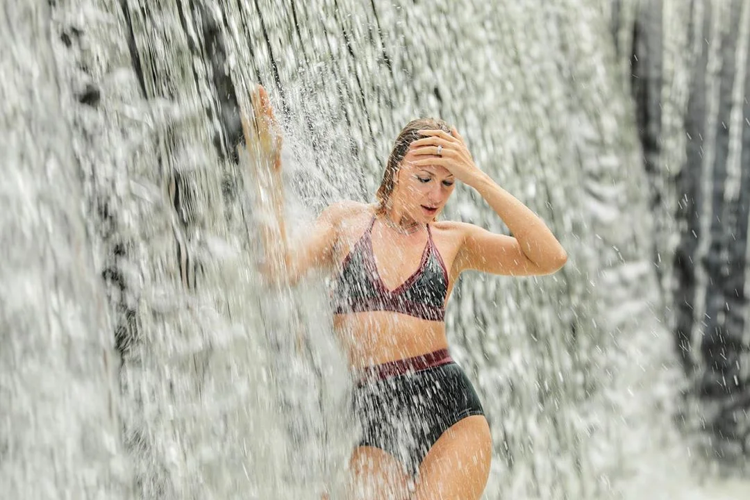 Леся Никитюк сделала эффектное фото в бикини под водопадом - фото 444889