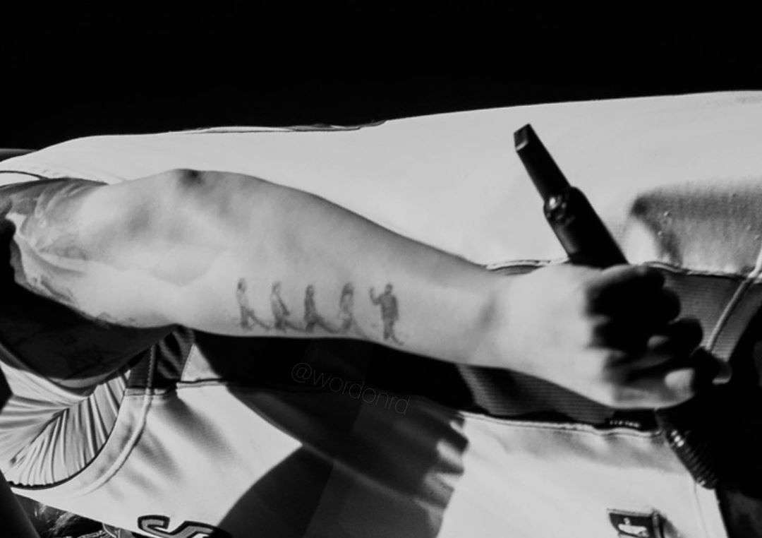 Рэпер Дрейк сделал тату с изображением The Beatles, но нарвался на хейт, и вот почему - фото 445451