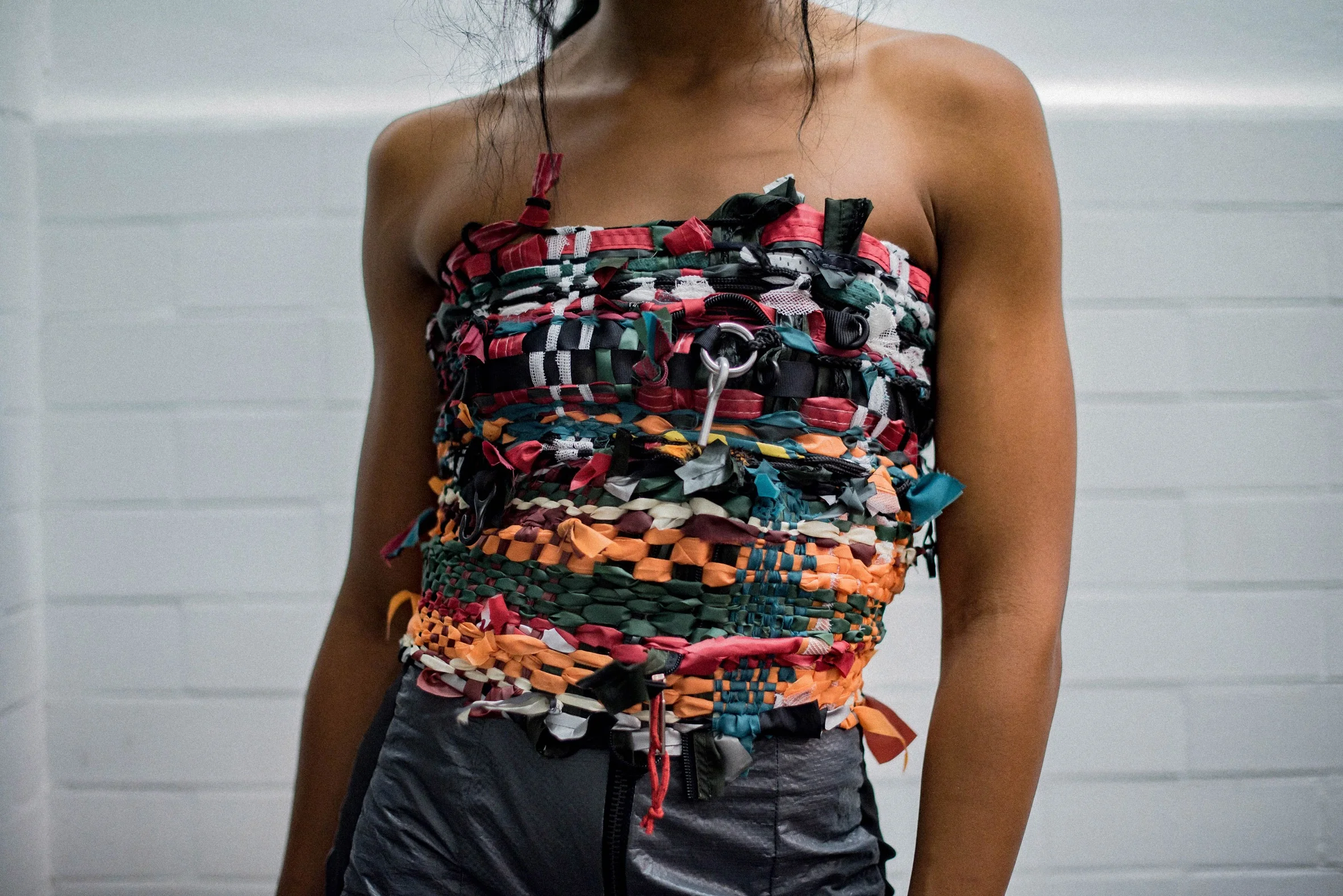 Дизайнерка розробила футуристичну колекцію одягу з покинутих наметів на фестивалях - фото 445687